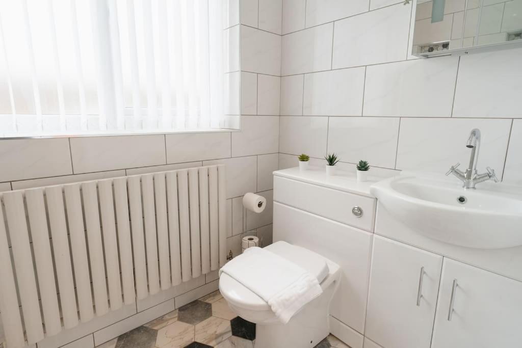 Prenton House, 3Br Close To Liverpool Биркенхед Екстериор снимка