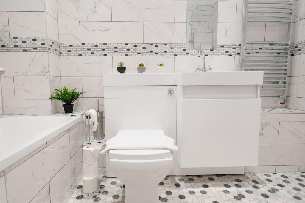Prenton House, 3Br Close To Liverpool Биркенхед Екстериор снимка