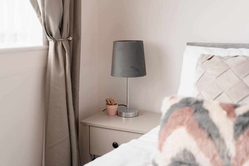 Prenton House, 3Br Close To Liverpool Биркенхед Екстериор снимка