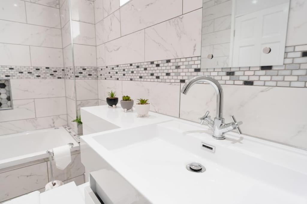 Prenton House, 3Br Close To Liverpool Биркенхед Екстериор снимка